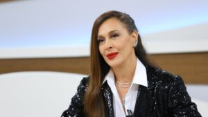 Claudia Raia exibe transformação após procedimento estético