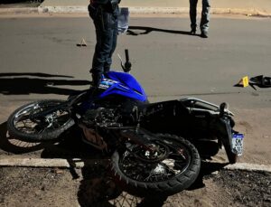 Colisão frontal entre moto e carro deixa motociclista gravemente ferido em Coxim