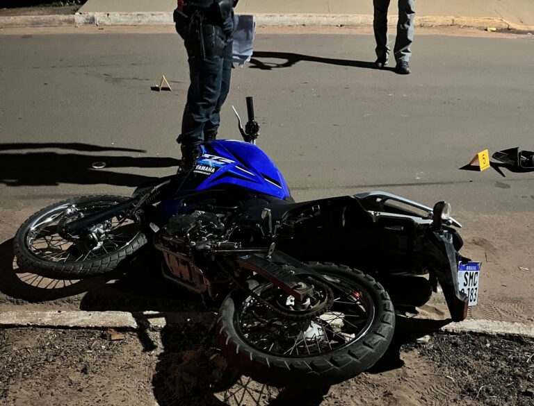 Colisão frontal entre moto e carro deixa motociclista gravemente ferido em Coxim