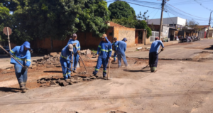 Com o uso de máquinas e caminhões, Prefeitura reforça a limpeza em todas as regiões da cidade