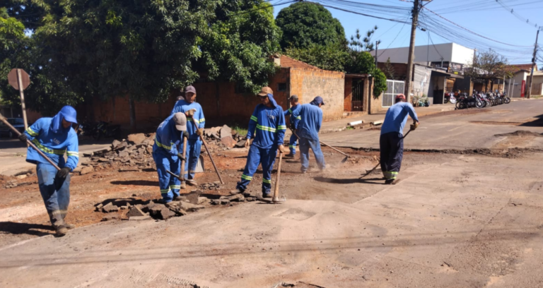 Com o uso de máquinas e caminhões, Prefeitura reforça a limpeza em todas as regiões da cidade