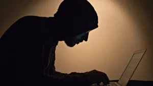 Criminosos oferecem até R$ 200 por automutilação em comunidades online