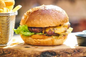 Do império mongol ao delivery, conheça a história do lanche mais famoso do mundo