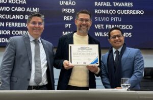 Dr. Victor Rocha entrega moções de congratulação aos profissionais do filme “Do Sul, A Vingança”
