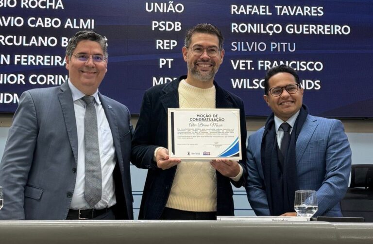 Dr. Victor Rocha entrega moções de congratulação aos profissionais do filme “Do Sul, A Vingança”