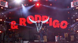 Dupla abre show de Israel e Rodolffo no Hopi Hari; veja as fotos