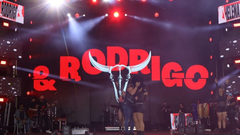 Dupla abre show de Israel e Rodolffo no Hopi Hari; veja as fotos