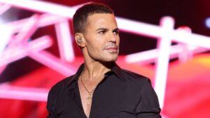 Eduardo Costa surpreende fãs ao surgir careca em show