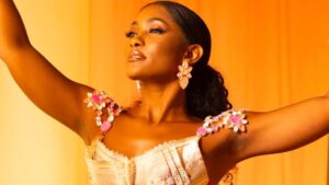 Erika Januza se emociona em estreia no "Saia Justa": "Importante"