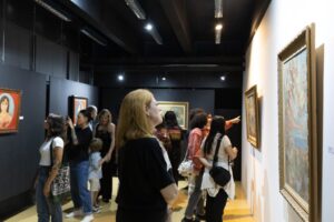 Exposição gratuita no Museu da Imagem e do Som em Campo Grande revela multiplicidade artística de Lídia Baís