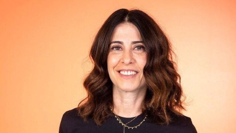 Fernanda Torres impressiona web ao surgir em pose desafiadora