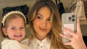 Filha de Virginia usa contenção no dente após acidente doméstico
