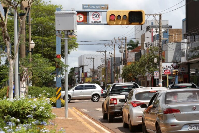 Fiscalização de avanço do sinal vermelho  ajuda a diminuir acidentes pela metade
