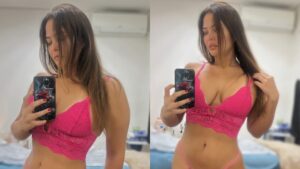 Geisy Arruda posa de lingerie e dá invertida em seguidor: "Tumba"