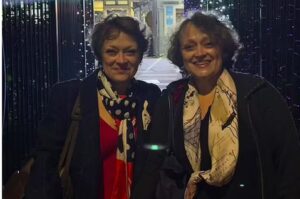 Lisa e Louise Burns se tornaram conhecidas . Foto: Reproducao: Facebook