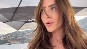 Jade Picon mostra abdômen trincado em foto de biquíni