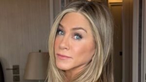 Jennifer Aniston tem casa invadida e carro destrói portão
