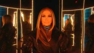 Jennifer Lopez beija dançarinos e anuncia nova temporada em Vegas