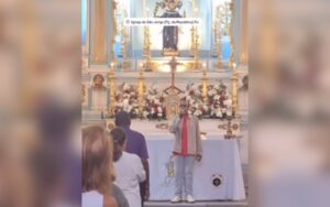 Jorge Ben Jor surpreende fiéis com apresentação em igreja do Rio