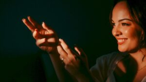 Julia Freitas lança 'Presente', single lúdico e cinematográfico