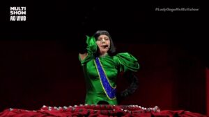 Lady Gaga adapta figurino com cores da bandeira brasileira no Rio