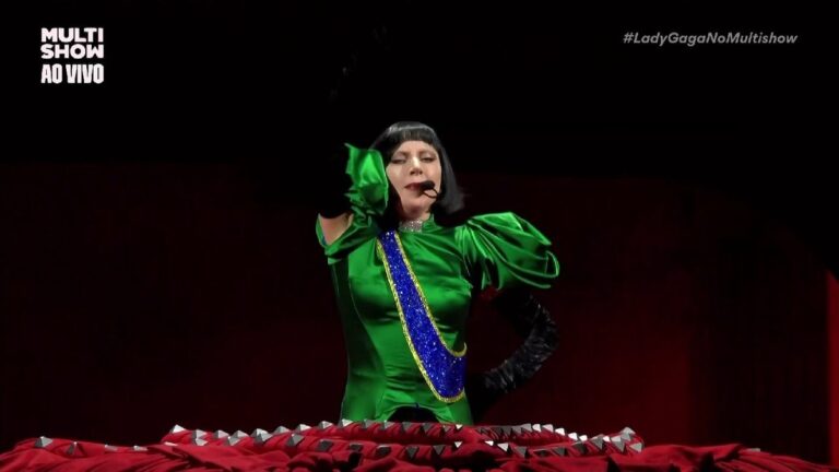 Lady Gaga adapta figurino com cores da bandeira brasileira no Rio