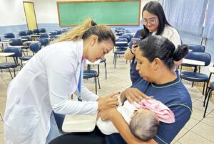 Mães destacam importância da vacina durante campanha de vacinação contra gripe no Detran-MS