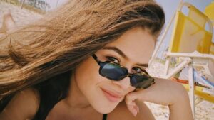 Maisa posa de maiô durante folga de novela