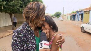 Mini Glória Maria sonha com TV e cursa faculdade de jornalismo