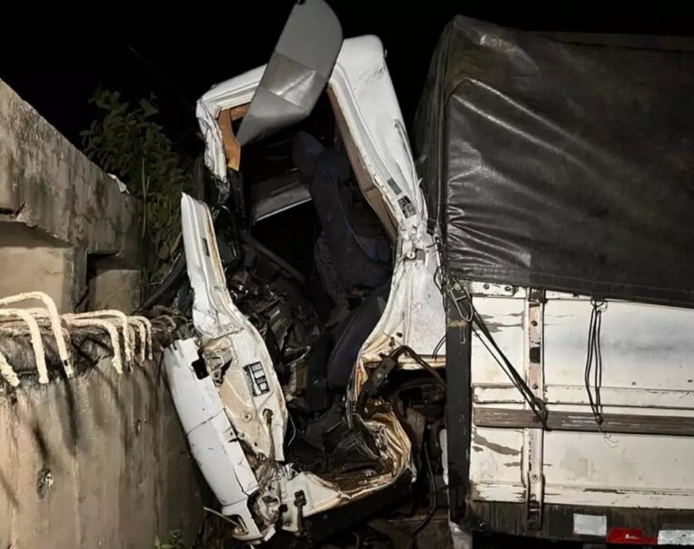 Motorista morre após caminhão colidir em ponte inacabada na BR-163, em São Gabriel