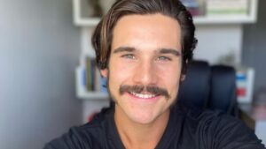 Nicolas Prattes doa R$ 1.300 a mulher que pedia ajuda no sinal