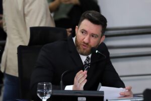 PL do vereador Maicon Nogueira proíbe execução musical com letras de apelo sexual nas carretas de recreação