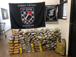 PM e PRF apreendem mais de 100 kg de maconha e prendem dois em Rio Verde