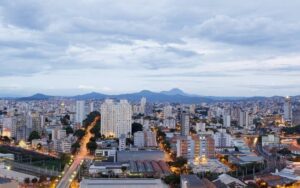 Papa Leão XIV em bar de BH: cidade tem tradição em cervejeiras