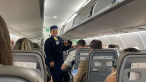 Paraense que iniciou carreira limpando aviões hoje é comissária
