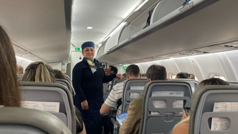 Paraense que iniciou carreira limpando aviões hoje é comissária