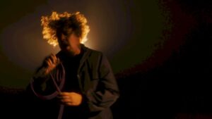 Pense lança clipe inédito de 'Não vou recuar pra ninguém'