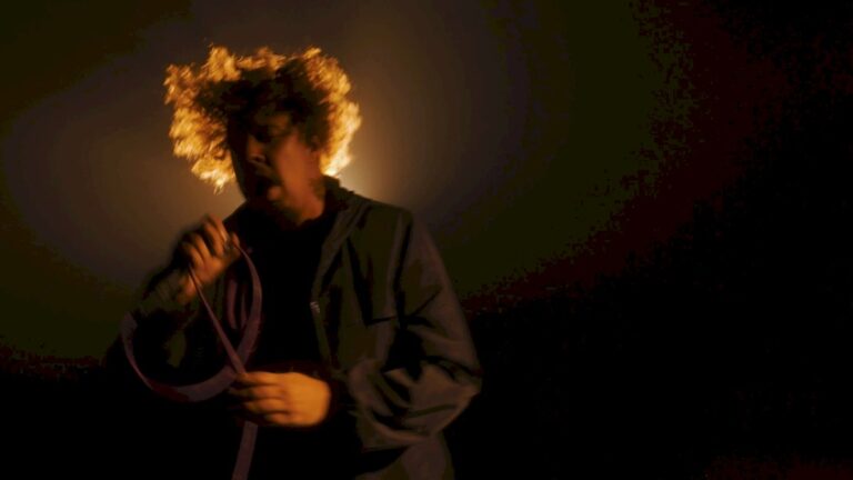 Pense lança clipe inédito de 'Não vou recuar pra ninguém'