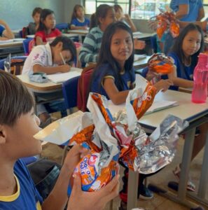 Prefeitura entrega quase 3 mil ovos de Páscoa para crianças indígenas