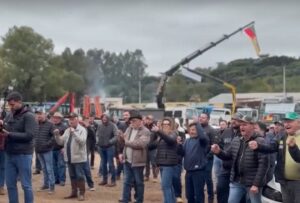 Produtores do RS rejeitam proposta do governo e protestos se espalham por 60 municípios