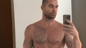 Rick Martin posta foto ousada e causa furor entre fãs: "Perfeito"