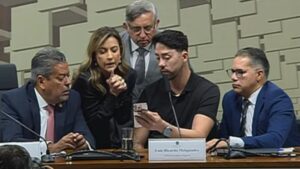 Rico Melquiades joga "Tigrinho" ao vivo durante CPI das apostas