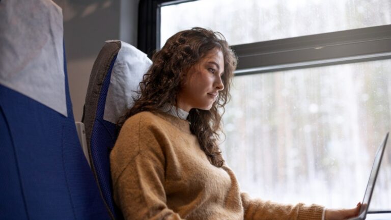 Semi-leito, leito ou leito-cama? Saiba qual escolher no ônibus