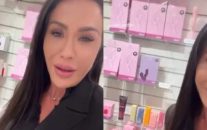 Solteira, Gracyanne Barbosa se diverte em sex shop de SP