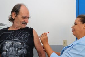 Vacinação avança, mas preocupação com ocupação de leitos hospitalares persiste