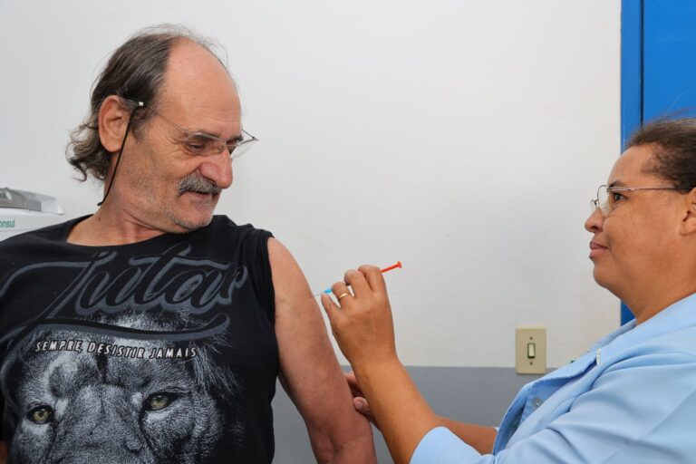 Vacinação avança, mas preocupação com ocupação de leitos hospitalares persiste