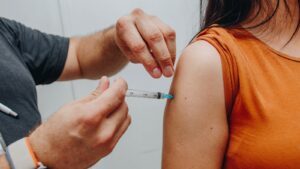 Vacinação contra a gripe terá plantões em escolas, unidades de saúde e shopping neste fim de semana