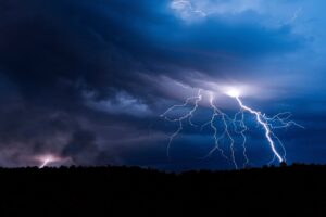 Vento, granizo e risco à vida: qual a diferença entre tempestade, temporal e tempo severo?