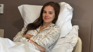 Vera Viel posa com as filhas e beleza do trio confunde fãs