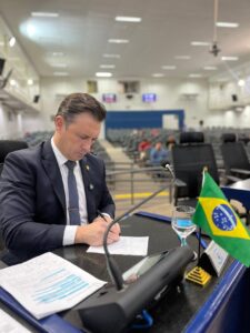 Vereador André Salineiro propõe projeto que permite leitura da Bíblia como recurso paradidático nas escolas